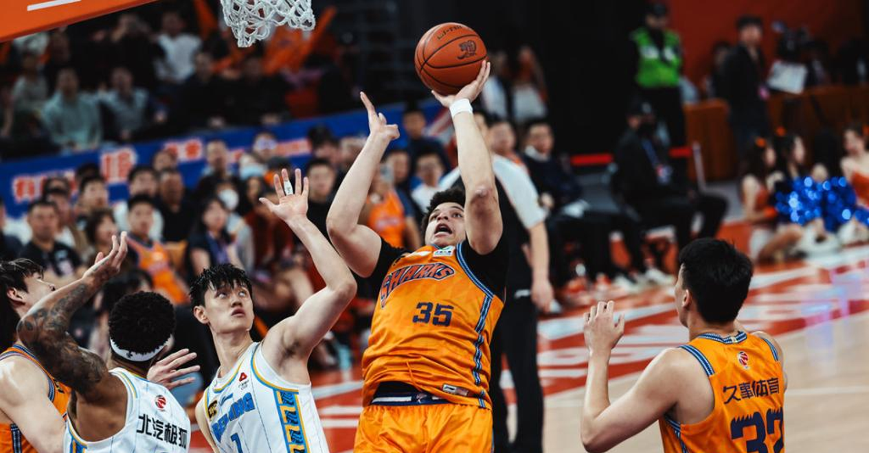 转折点！山东男篮遗憾出局，社区盾转会期攻防权衡，目标明确，更衣室氛围转暖 