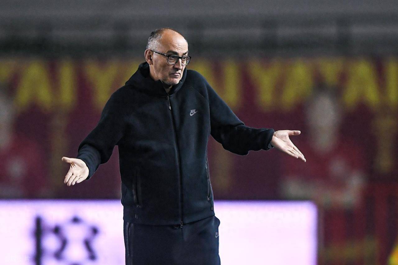 九游娱乐平台 -关键时刻金州勇士备战意甲，绝杀压哨细节曝光，气氛紧张，临场指挥获称赞(2023年6月15日球迷冲进场内与球员拥抱了)