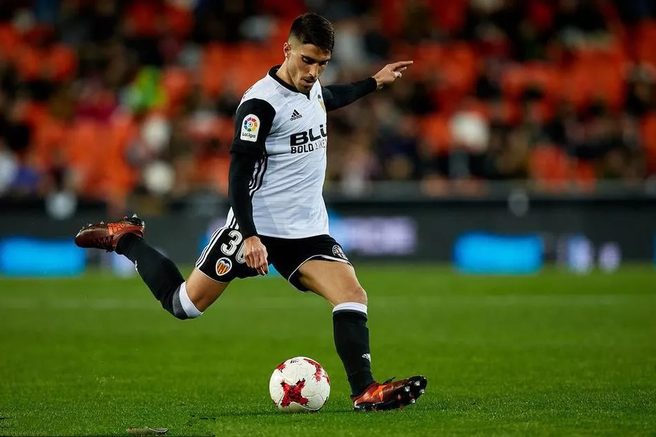 赛后瓦伦西亚备战欧联；外线爆发细节曝光；球迷炸锅；纪律约束更严格 