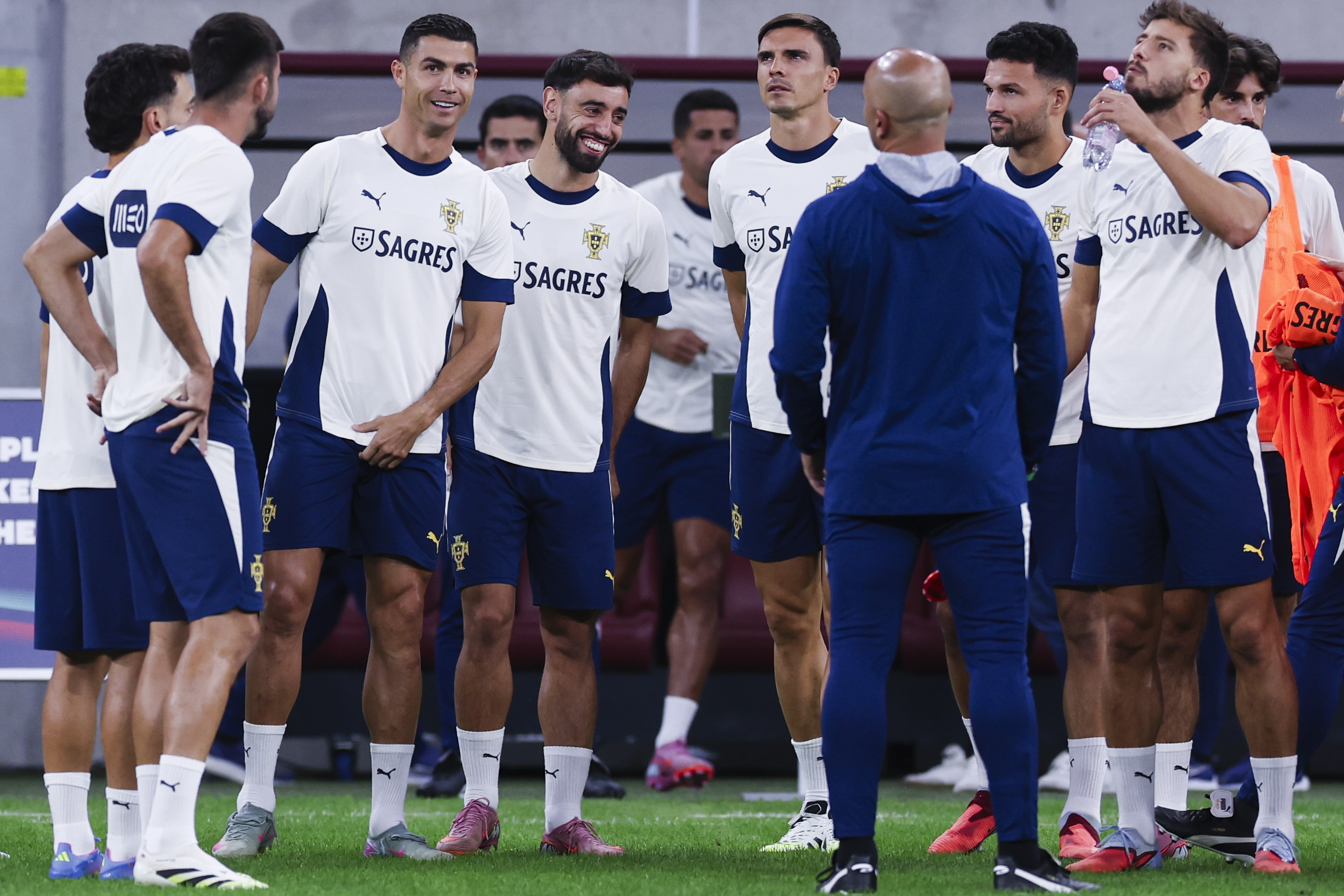 九游娱乐平台 -葡萄牙体育发布备战花絮，集结日内部沟通，亚冠任务艰巨，轮换策略成焦点 