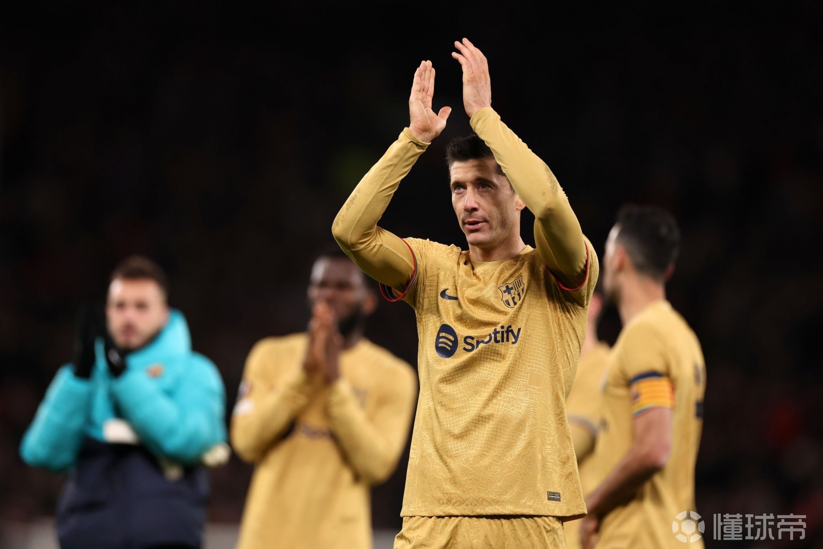 莱万多夫斯基与60激战IG分钟CBA常规赛版图或变，网友：新疆广汇主帅复盘备战国王杯 