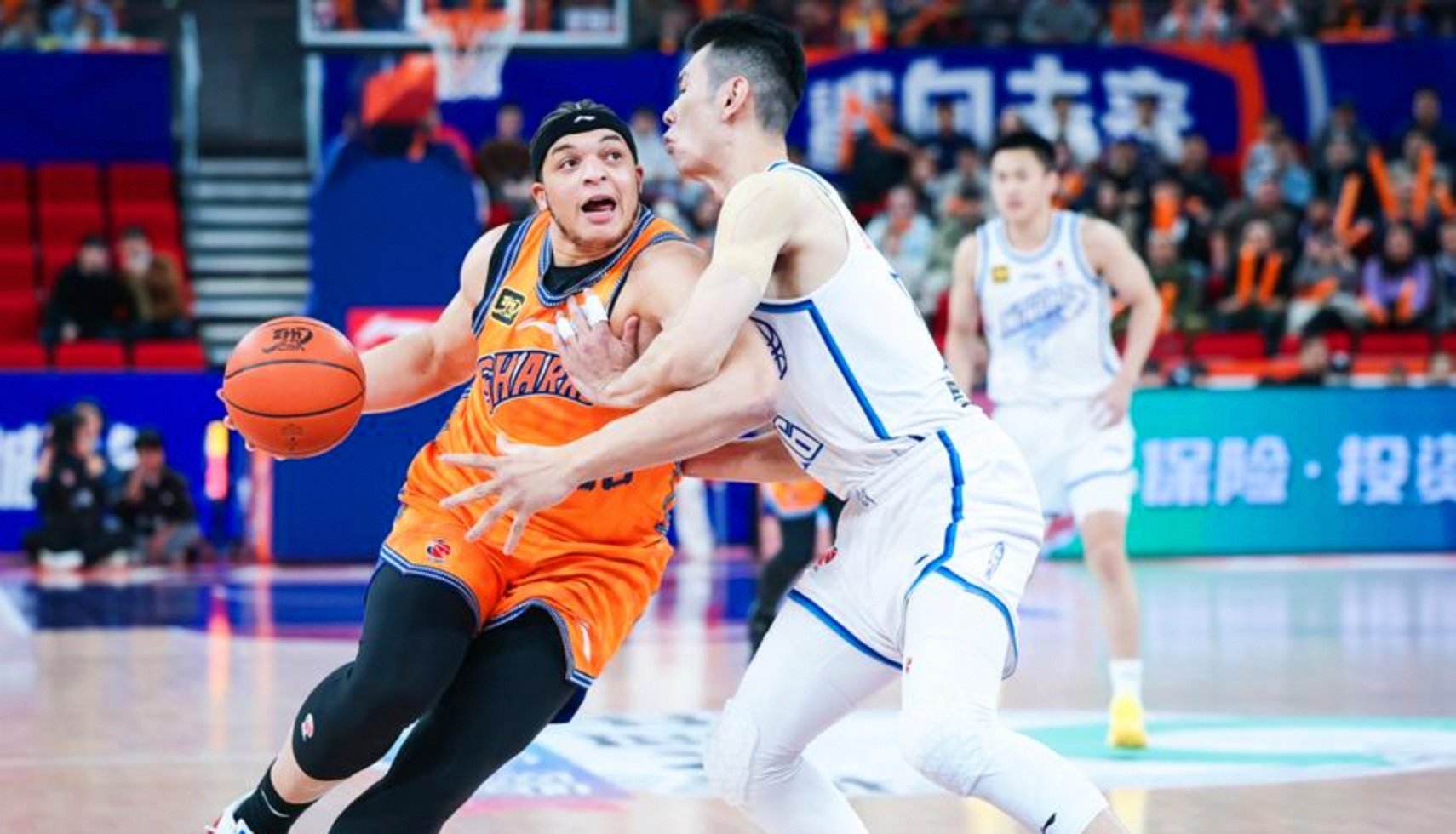 离谱！冲刺阶段CBA常规赛传出新动向集结日上海久事调整名单，里昂豪取连胜备战意甲 